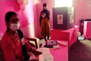 பிங்க் வாக்குச்சாவடி  பிங்க் வாக்கு மையம்  சாத்தூர் பிங்க் வாக்குச்சாவடி  Female voters eagerly voting at the Pink polling Booth  Pink Poling Booth  Pink Booth  Female Polling Booth  பெண்கள் வாக்குச்சாவடி மையம்