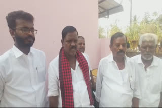 DMK CANDIDATE INVESTIGATES ABOUT FAKE VOTE ISSUE IN DHARMAPURI VOTE POLLING, கள்ள ஓட்டு பதிவான வாக்குச்சாவடியில் திமுக வேட்பாளர் விசாரணை, தொம்பரகாம்பட்டி, தர்மபுரி திமுக வேட்பாளர் தடங்கம் சுப்பிரமணி, தர்மபுரி