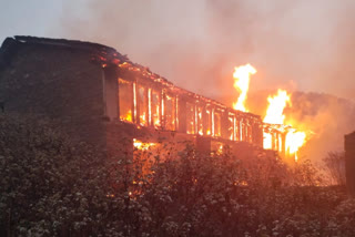 मंच क्षेत्र में आग लगने से 12 घर राख