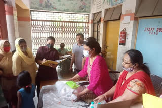 congress-councilor-rinku-distributed-corona-kit-and-dustbin-among-the-needy