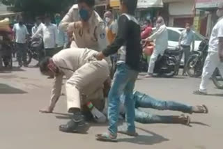 man beaten mercilessly by cops  man beaten for not wearing mask  auto driver beaten by policemen  Indore man beaten mercilessly by cops  Two Indore cops suspended for beating up auto driver  ഓട്ടോ ഡ്രൈവറെ മർദിച്ച പൊലീസുകാർക്ക് സസ്പെൻഷൻ  പൊലീസുകാർക്ക് സസ്പെൻഷൻ