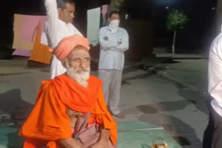 priest accused of beating  ghaziabad crime incidents  ghaziabad crime news  मंदिर परिसर में पथराव  गाजियाबाद में पुजारी से मारपीट  गाजियाबाद में मंदिर परिसर में पथराव