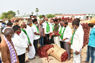 Farmers Association leaders visit warangal enumamula market