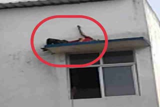 mentally-disturbed-patient-climbed-onto-balcony-of-sadar-hospital-in-simdega