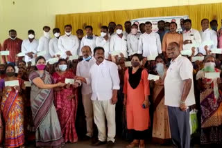 MLA Sunke Ravishankar distributing Kalyana Lakshmi checks