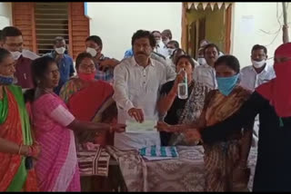 Station Ghanpur MLA handed over the checks to Kalyana Lakshmi