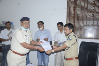 पुलिसकर्मियों को किया गया सम्मानित