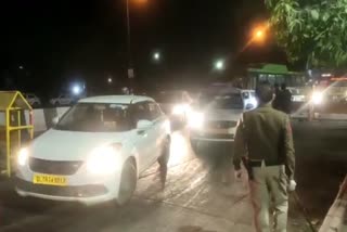 late night traffic jam  corona new cases in delhi  corona new cases  corona pandemic in india  corona new cases in delhi  नाइट कर्फ्यू की धज्जियां  दिल्ली में नाइट कर्फ्यू  कोरोना महामारी दिल्लीट  कोरोना गाइडलाइन दिल्ली