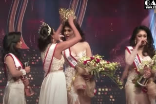 Mrs world 2019 snatches sri lanka pageant winner's crown off her head, video gets viral