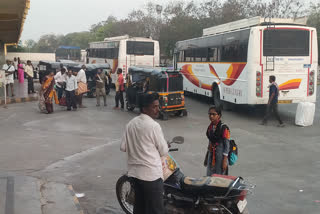 KSRTC protest continue, KSRTC protest continue in Bellary, Bellary KSRTC protest, Bellary KSRTC protest news, ಮುಂದುವರಿದ ಕೆಎಸ್​ಆರ್​ಟಿಸಿ ಪ್ರತಿಭಟನೆ, ಬಳ್ಳಾರಿಯಲ್ಲಿ ಮುಂದುವರಿದ ಕೆಎಸ್​ಆರ್​ಟಿಸಿ ಪ್ರತಿಭಟನೆ, ಬಳ್ಳಾರಿ ಕೆಎಸ್​ಆರ್​ಟಿಸಿ ಪ್ರತಿಭಟನೆ, ಬಳ್ಳಾರಿ ಕೆಎಸ್​ಆರ್​ಟಿಸಿ ಪ್ರತಿಭಟನೆ ಸುದ್ದಿ,