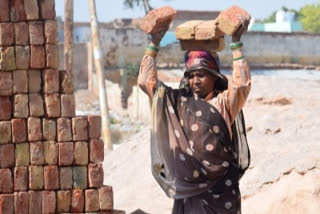 127 bonded labourers rescued from UP brick klin  Aligarh, Uttar Pradesh  Bihar labourers rescued in Aligarh, UP  ഇഷ്ടിക ചൂളയിൽ നിന്ന് 127 കരാർ തൊഴിലാളികളെ രക്ഷപെടുത്തി  ദേശീയ മനുഷ്യാവകാശ കമ്മീഷൻ  അലിഗഡ് ജില്ലാ ഭരണകൂടം  ഇഷ്ടിക ചൂള  സബ് ഡിവിഷണൽ മജിസ്ട്രേട്ട് കുൽദേവ് സിങ്  1976 ലെ അടിമവേല നിരോധന നിയമം  1979ലെ അന്തർസംസ്ഥാന കുടിയേറ്റ തൊഴിലാളി നിയമം