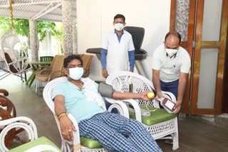 cm-hemant-soren-donated-blood-in-ranchi