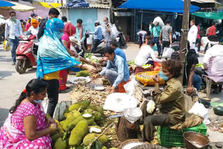 Vegetable prices rise in market before lockdown in Raipur