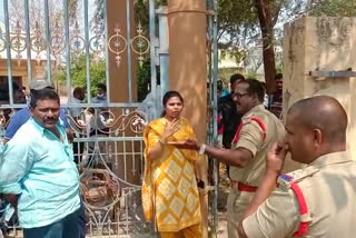 bhuma akhila priya angry on police