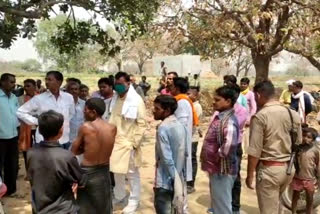 घटनास्थल पर ग्रामीणों की भीड़.