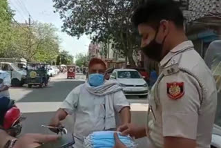 jahangir puri police distributing masks to the people