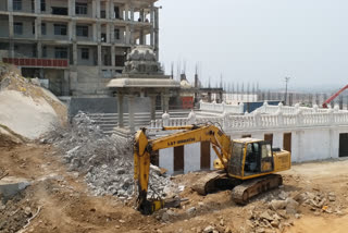 Demolition of Vishnu Pushkarani wall in Yadadri