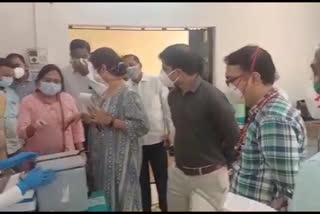 Central team inspects Vaccination Center and Covid Care Center in Yavatmal district