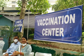ganga ram hospital delhi  ganga ram hospital vaccination  covid-19 vaccination in delhi  corona vaccination in delhi  corona new cases in delhi  सर गंगाराम अस्पताल में कोरोना वैक्सीनेशन  दिल्ली में कोरोना वैक्सीनेशनट  दिल्ली में कोरोना के नए मामले  कोरोना महामारी दिल्ली