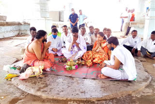 narsampet mla peddi sudarshan reddy visited gundam rajarajeshwara temple