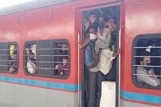 മുംബൈ  ലോക്ക്‌ഡൗൺ  കുടിയേറ്റ തൊഴിലാളികൾ  Migrant labourers  leave Mumbai in packed trains fearing lockdown