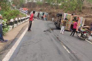 2 person died in road accident in dumka