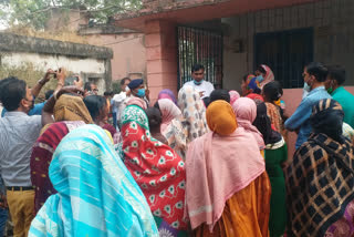 women protest against illegal liquor in jamtara