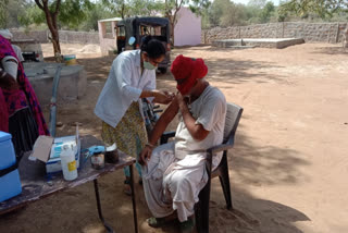 Corona vaccine to people in Ranivada, रानीवाड़ा में लोगों को लगाया कोरोना टीका