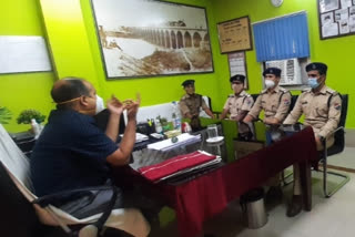 आरपीएफ कमांडेंट ने थाने पर की मातहतों के साथ बैठक