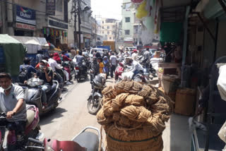 Crowds gathered in market