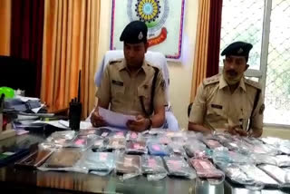 पुलिस ने वापस किया मोबाइल, Police returned mobile