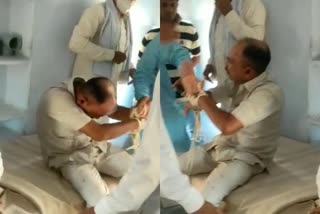 Shopkeepers beat up by tying hands with rope  फर्जी वाणिज्य कर अधिकारी  ठगी  चूरू न्यूज  क्राइम इन चूरू  राजस्थान में क्राइम  Crime in Rajasthan  Crime in Churu  Churu News  Cheating  Fake commercial tax officer