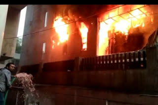 indore-fire-in-showroom-firefighters-rescued-trapped-people