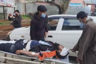 ہندوارہ: سڑک حادثے میں دو نوجوان زخمی