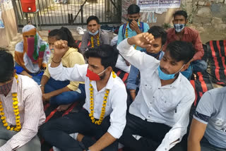 कला कॉलेज के छात्रों ने शुरू किया अनशन, Art college students started hunger strike