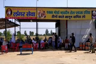 Farmers built sheds at Bhavdeen toll plaza in Sirsa