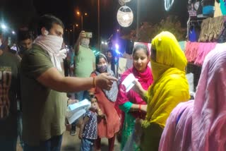 Vasant Kunj Councilor Manoj Mahlawat distributed masks and sanitizers to the people