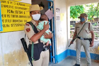 Central force jawan holding baby