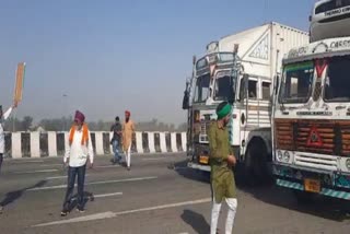 Ghaziabad farmers protest  Farmers block KMP Expressway near Dasna toll plaza  KMP Expressway  Sanyukt Kisan Morcha  ന്യൂഡല്‍ഹി  എക്‌സ്പ്രസ് വേ ഉപരോധിച്ച് കര്‍ഷകര്‍