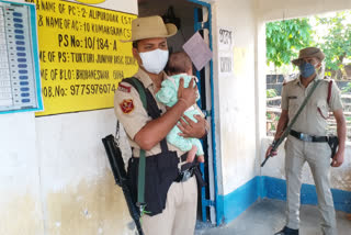 Central force jawan holding baby at a booth  Central force jawan holding baby at a booth of kumargram of alipurduar  കുഞ്ഞിനെ നെഞ്ചോട് ചേർത്ത് ആയുധധാരിയായ കേന്ദ്ര സേന ഉദ്യോഗസ്ഥൻ  ഒഡീഷയിലെ തെരഞ്ഞെടുപ്പ്