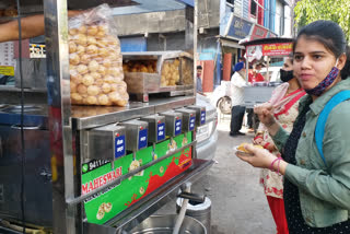 golgappa cart haldwani  പാനി പൂരി  Golgappa cart in Haldwani  Smart, hightech Golgappa cart in Haldwani  hightech Golgappa cart  സാമൂഹിക അകലം പാലിച്ചൊരു 'പാനി പൂരി'ട