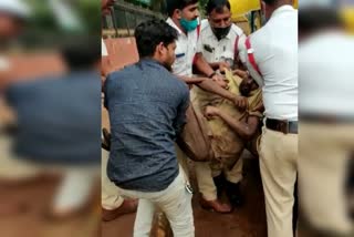 hubli traffic police helps a man