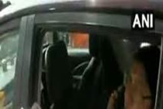 Who broke the glass of BJP MP Locket Chatterjee's car ?  തൃണമൂൽ അനുഭാവികൾ കാർ തടഞ്ഞതായി ബിജെപി എംപി  തൃണമൂൽ അനുഭാവികൾ കാറിന് കല്ലെറിഞ്ഞതായി ബിജെപി എംപി  ബിജെപി സ്ഥാനാർഥി ലോക്കറ്റ് ചാറ്റർജി