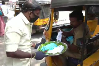 வெற்றிலை பாக்குடன் மாஸ்க் அணிய வலியுறுத்தி விழிப்புணர்வு