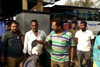 quarrel between Private bus owners and KSRTC officers