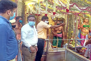 Periya Mariamman Temple Erode District Collector inspects Periya Mariamman Temple Erode district latest news Erode district news ஈரோடு பெரிய மாரியம்மன் ஈரோடு மாவட்ட செய்திகள் பெரிய மாரியம்மன் கோயில் திருவிழா ஈரோடு கரோனா