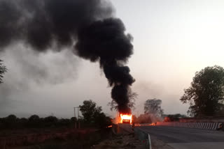 झांसी-मिर्जापुर नेशनल हाइवे पर बस बनी आग का गोला