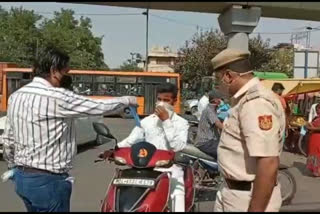 Social workers distribute masks outside Azadpur mandi delhi
