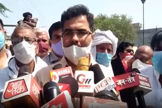 west delhi mp pravesh verma  najafgarh anaj mandi in delhi  najafgarh anaj mandi msp system  farmers protest on msp issues  भाजपा सांसद प्रवेश वर्मा  सांसद प्रवेश वर्मा का अनाज मंडी का दौरा  अनाज मंडी में एमएसपी की स्थिति  नजफगढ़ अनाज मंडी दिल्ली