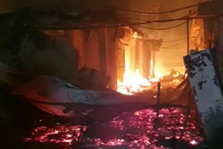 fire incidents in delhi  fire incident in shastri park furniture market  fire incidents in delhi  शास्त्री पार्क फर्नीचर मार्केट में आग ट  दिल्ली में आग की घटनाएं  आग की घटनाएं दिल्ली  फर्नीचर बाजार में आग दिल्ली